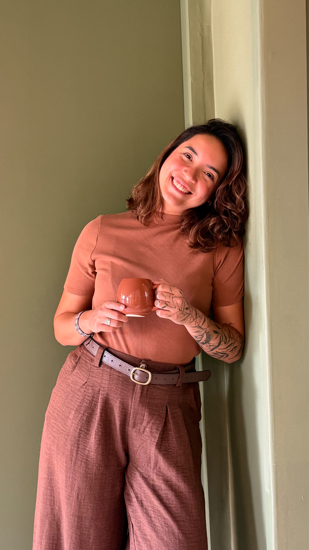 Psicóloga em pé em um ambiente acolhedor